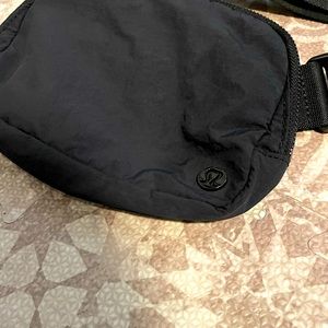 Lululemon everywhere belt bag in black